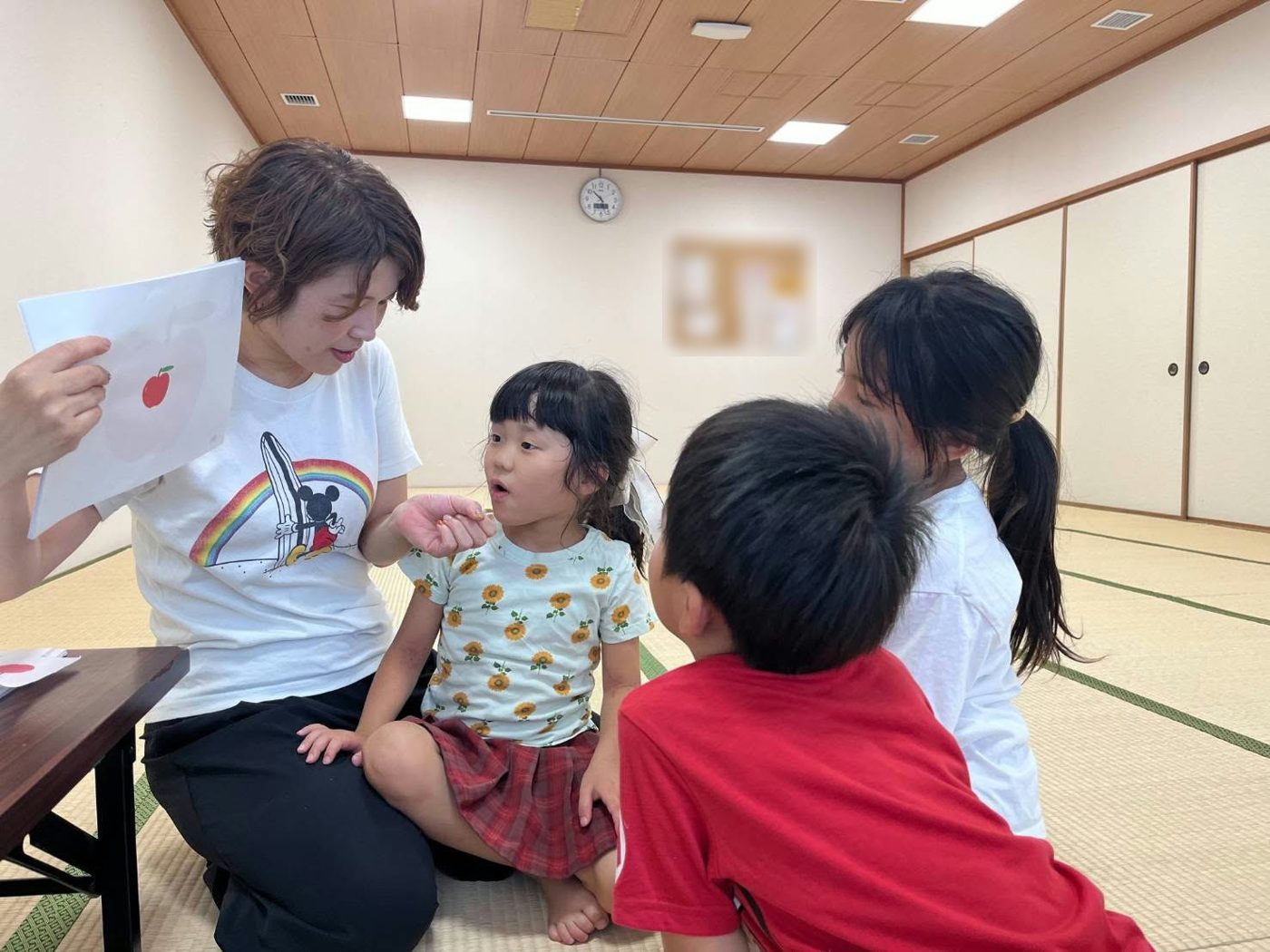 りんごのカードで英単語にふれる子どもたち