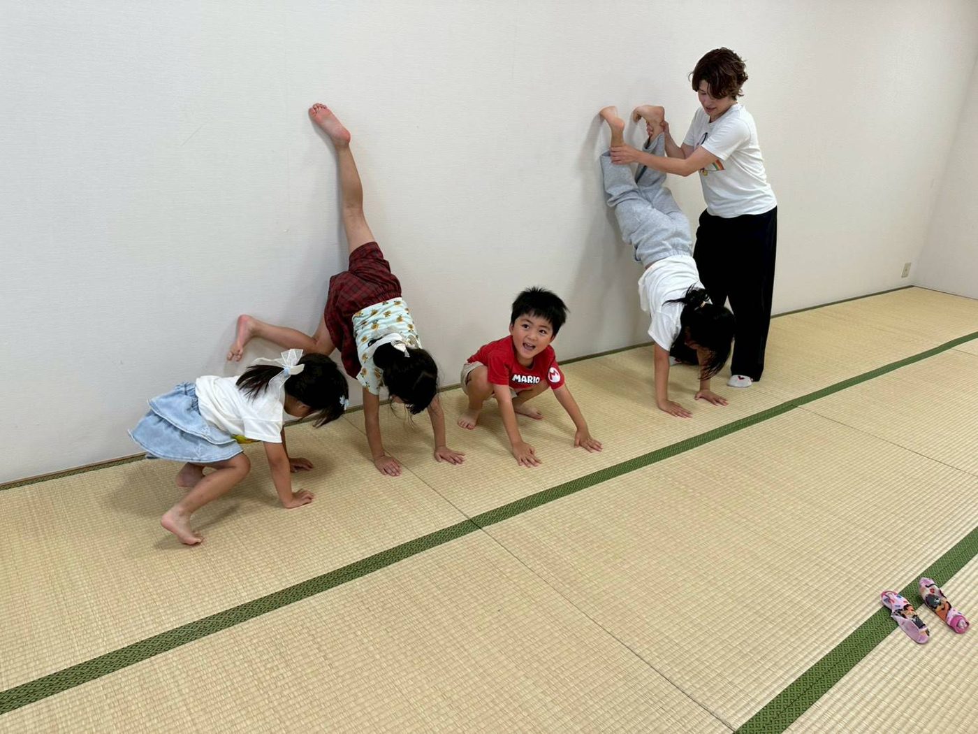 体操に挑戦する子どもたちと講師